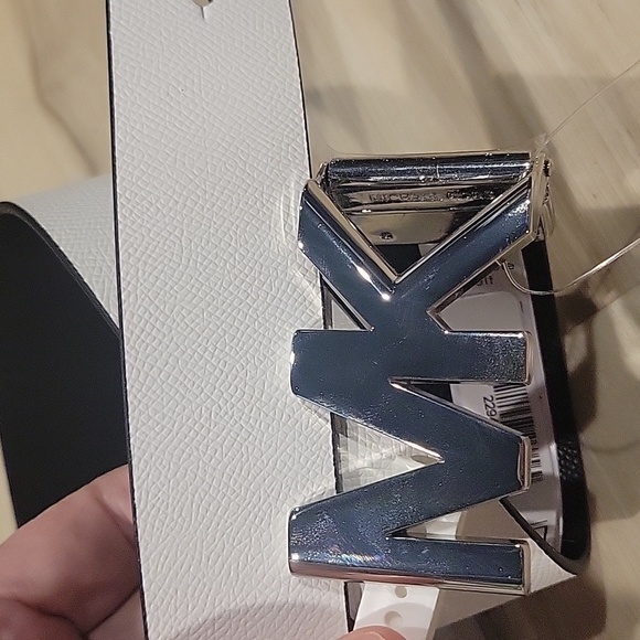 NEW! MICHAEL KORS Reversible Black & White Vegan Leather Belt Small. - Picture 5 of 5